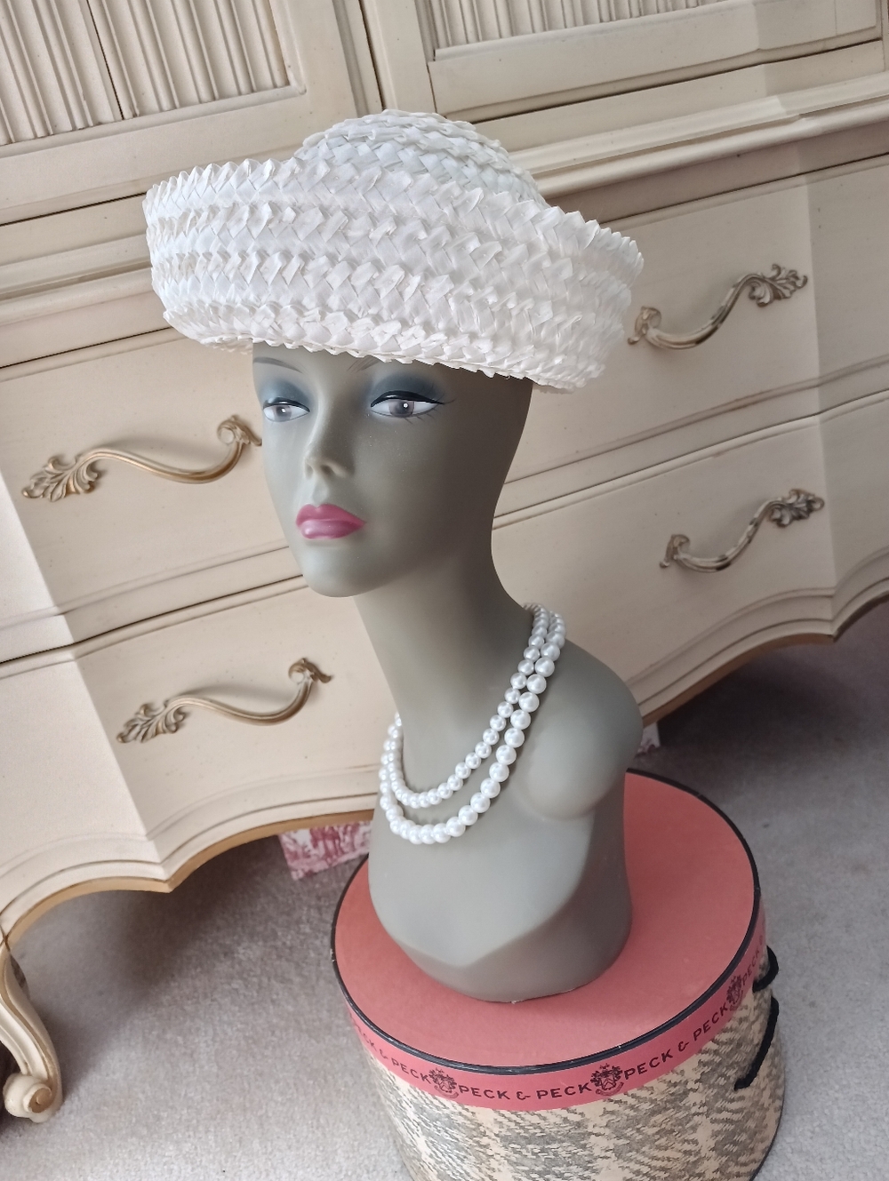VINTAGE MCM "PECK & PECK" FIFTH AV. CRISP WHITE HAT AND COLLECTABLE HATBOX!